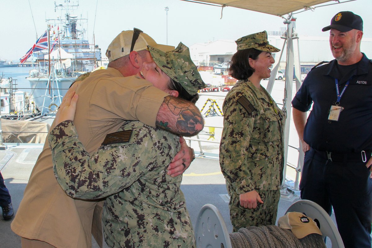 HMSBangor's tweet photo. We celebrated AG1 Beach from TF52, part of @US5thFleet, who chose our ship as a unique location for her re-enlistment ceremony 🫡

The ceremony combined 🇬🇧 UK and 🇺🇸 US traditions to mark continuing service. Highlighting close ties between UK-US mine warfare commands in the gulf https://t.co/MsSU62fnvx