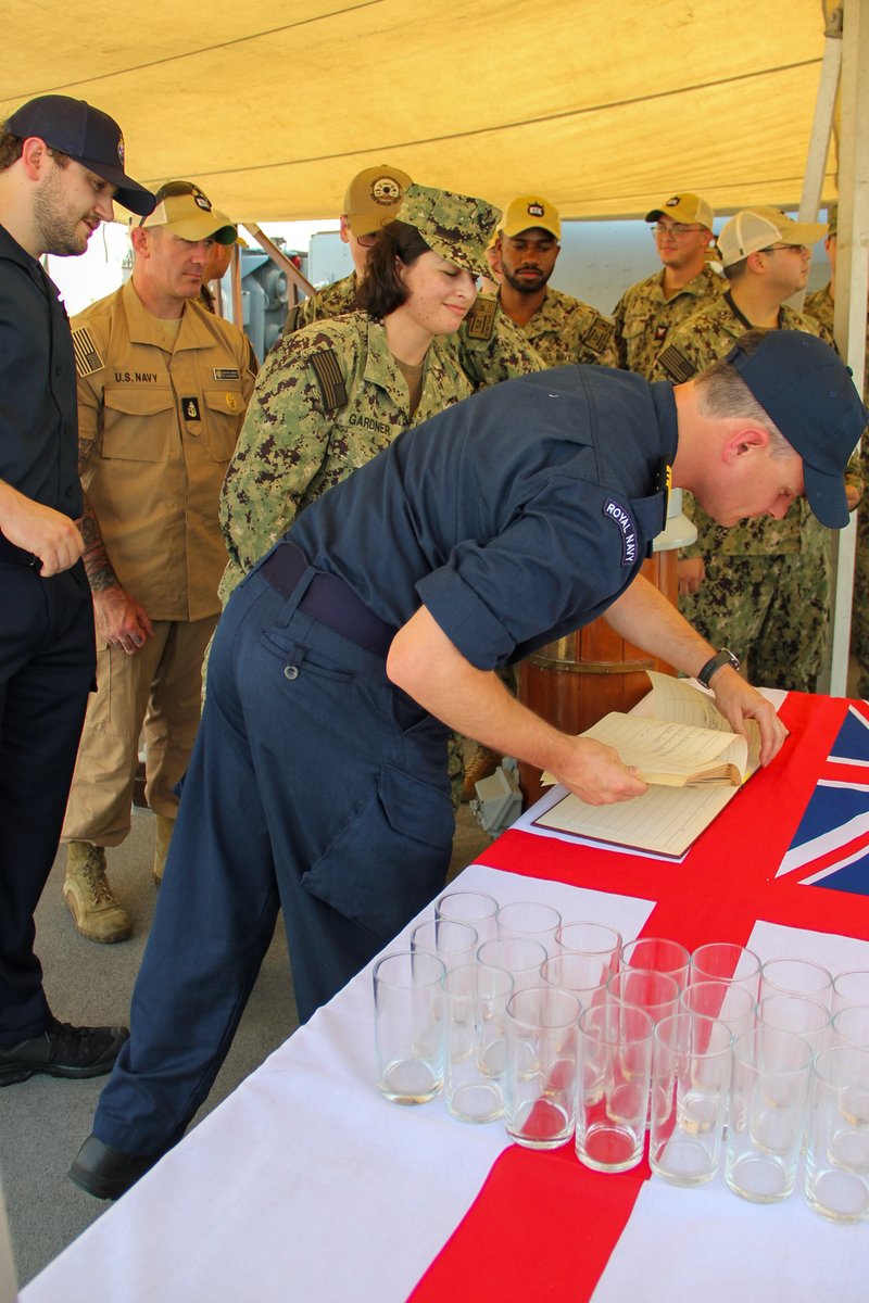 HMSBangor's tweet photo. We celebrated AG1 Beach from TF52, part of @US5thFleet, who chose our ship as a unique location for her re-enlistment ceremony 🫡

The ceremony combined 🇬🇧 UK and 🇺🇸 US traditions to mark continuing service. Highlighting close ties between UK-US mine warfare commands in the gulf https://t.co/MsSU62fnvx