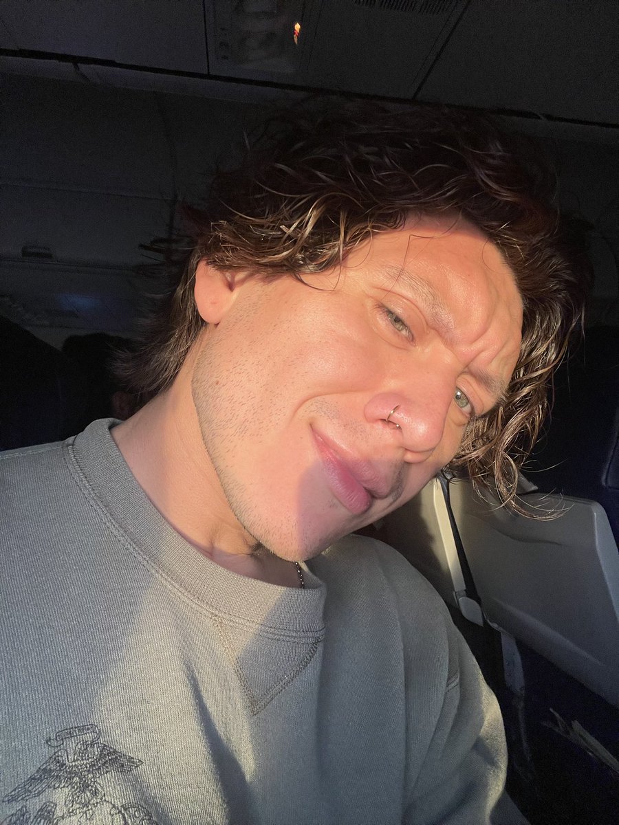 thejvra's tweet photo. Natural sunlight 10,000 feet in the sun ☀️ 
We love mini photo opts on @SouthwestAir ✈️💛
•
#JVRA #photooftheday #southwestairlines #losangeles #minishoot #nofilter #love #singer #singersongwriter #music #musician #trending #trend #viralpost #viral https://t.co/l5rnnkpKB4