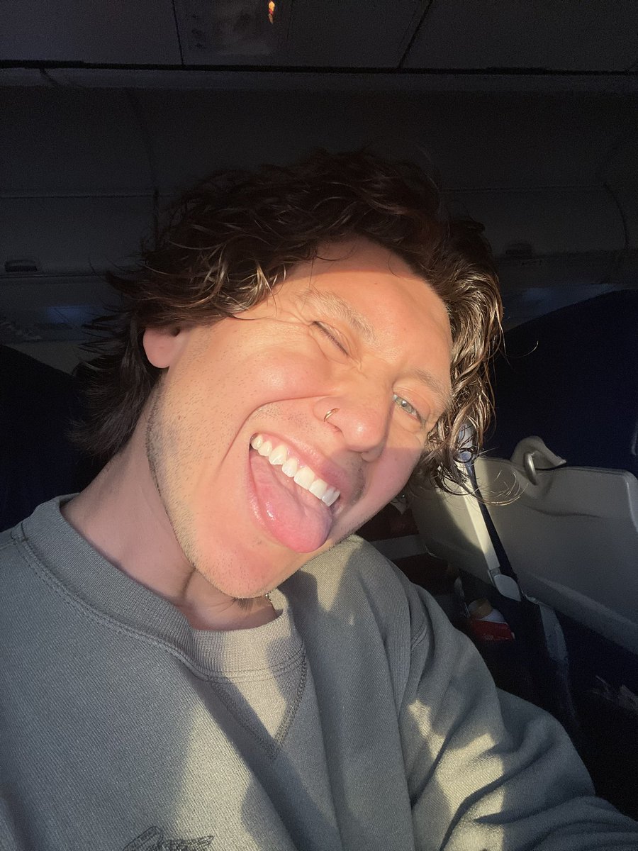 thejvra's tweet photo. Natural sunlight 10,000 feet in the sun ☀️ 
We love mini photo opts on @SouthwestAir ✈️💛
•
#JVRA #photooftheday #southwestairlines #losangeles #minishoot #nofilter #love #singer #singersongwriter #music #musician #trending #trend #viralpost #viral https://t.co/l5rnnkpKB4