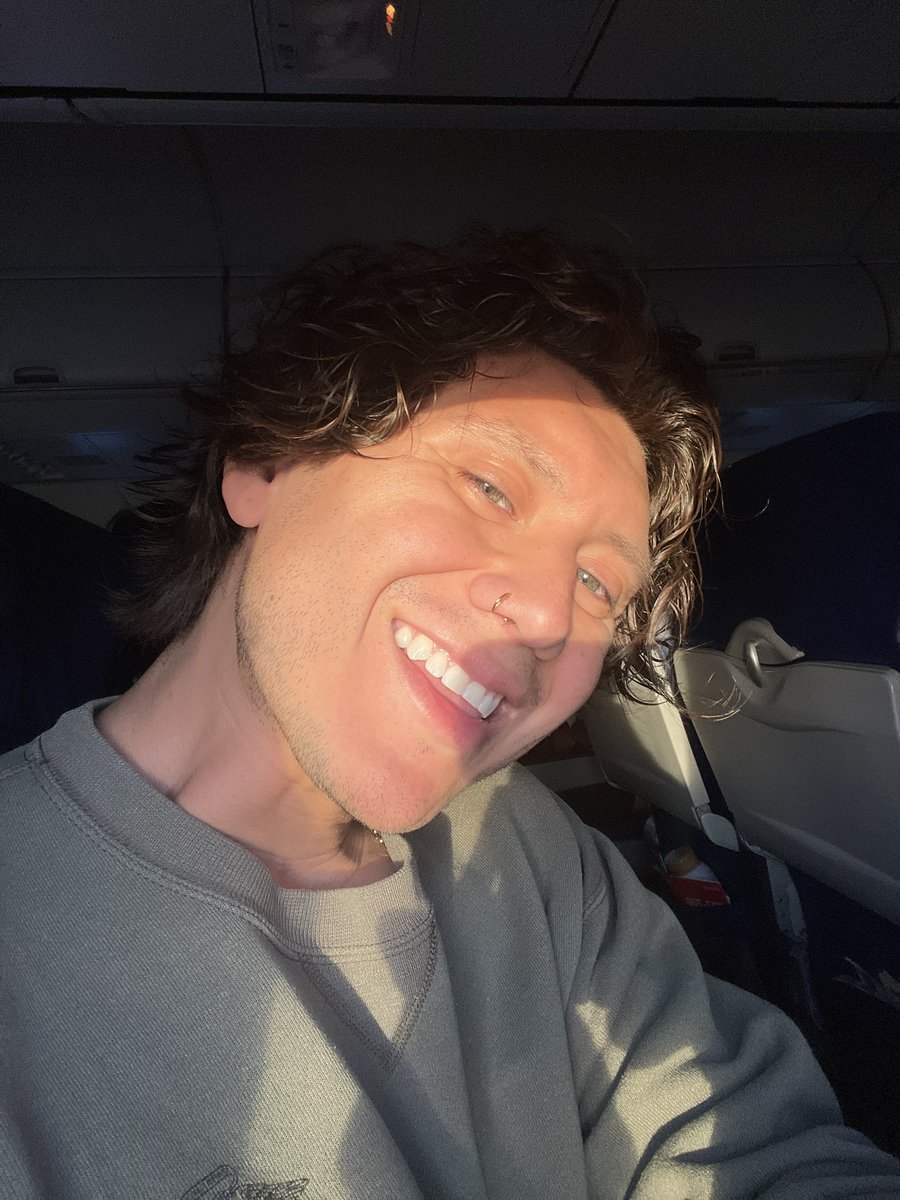 thejvra's tweet photo. Natural sunlight 10,000 feet in the sun ☀️ 
We love mini photo opts on @SouthwestAir ✈️💛
•
#JVRA #photooftheday #southwestairlines #losangeles #minishoot #nofilter #love #singer #singersongwriter #music #musician #trending #trend #viralpost #viral https://t.co/l5rnnkpKB4