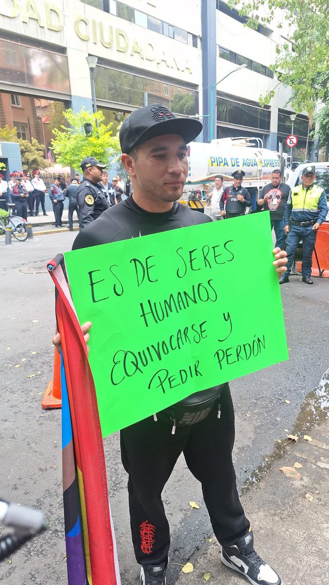 c4jimenez's tweet photo. Q DICE el POLICIA Q SE GRABÓ HACIENDO PORNO, q SE EQUIVOCÓ q ES DE SERES HUMANOS…
Así llegó Jorge López a la sede de @SSC_CDMX
Según él, creía q tenía permiso para grabar porno en el @MetroCDMX
Y q no quiere q lo echen d la Policía.

-TE EQUIVOCAS CON UN PIQUETE de OJO, NO CON… https://t.co/LcY8HWTUBm