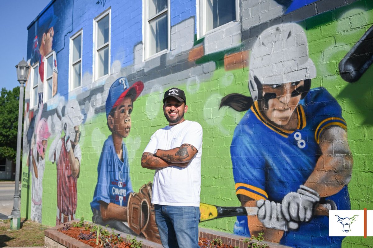 Artist Juan Velázquez created a mural depicting Latino Texas Rangers stars alongside community youth outside the Artes de la Rosa Cultural Center for the Arts. ⚾️
(🖋️: <a href="/trinhvchristine/">côm trinh</a>)
(📸: <a href="/RonaldoBolanos_/">Ronaldo Bolaños</a>)
theshorthorn.com/news/fort-wort…
