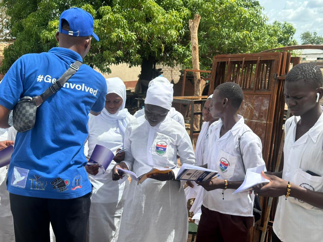 ONOV_GMB's tweet photo. It's a busy day for the team as we head off to #Day5 of the nationwide caravan. We started off with a brief visit to the Farafenni Senior Secondary School. After our meeting with the school administration, we headed off to Kaur
#Getinvolved 
#Youthdevelopment 
#Youthempowerment https://t.co/wm8HXbnOqT