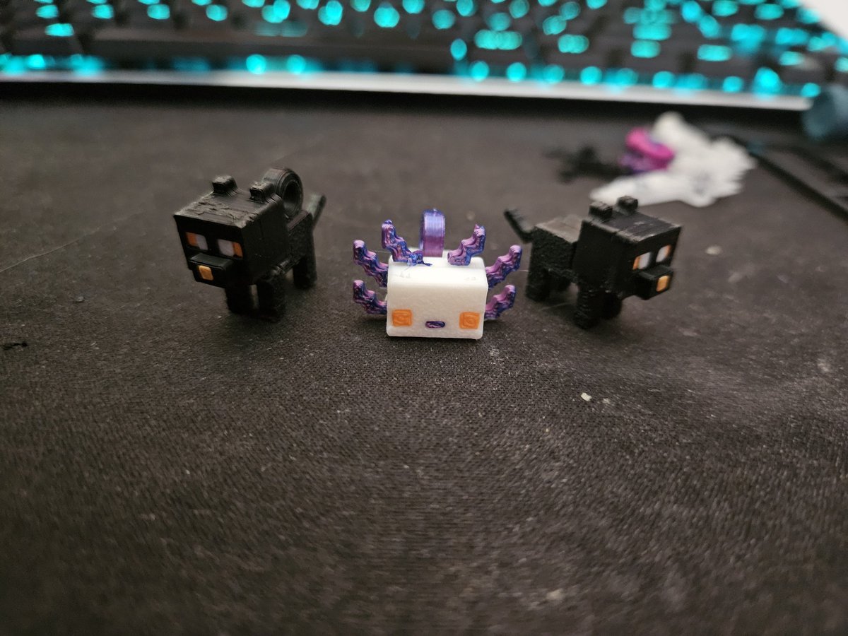 3D printer obtained... Time to start making funny glow in the dark furry badges now that I know how it works :3