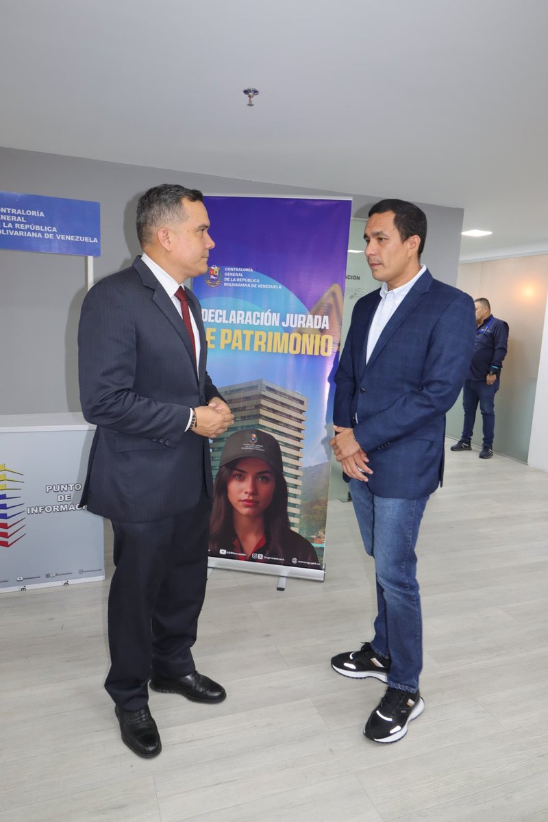 CGRVenezuela's tweet photo. El contralor general (E), Dr. Jhosnel Peraza, en compañía del ministro de Comercio Nacional, Luis Villegas, instaron a las y los funcionarios a actualizar la #DJP, mecanismo que salvaguarda el patrimonio y promueve la adecuada administración de los recursos y bienes públicos. https://t.co/uiPRg2WMK4