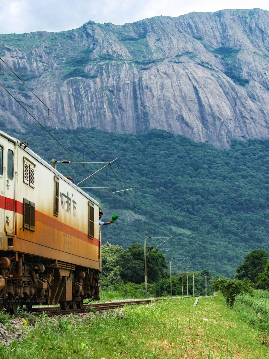 Indianrailgram's tweet photo. Monsoon hues as the train winds through the lush Western Ghats towards Walayar, wrapped in nature's embrace. 💚🤩
#indianrailgram #indianrailways #photography  #indianrailway  #trainphotography #trains #palakkad #walayar @AshwiniVaishnaw @RailMinIndia @GMSRailway @KeralaTourism https://t.co/aGAx5RNB7d