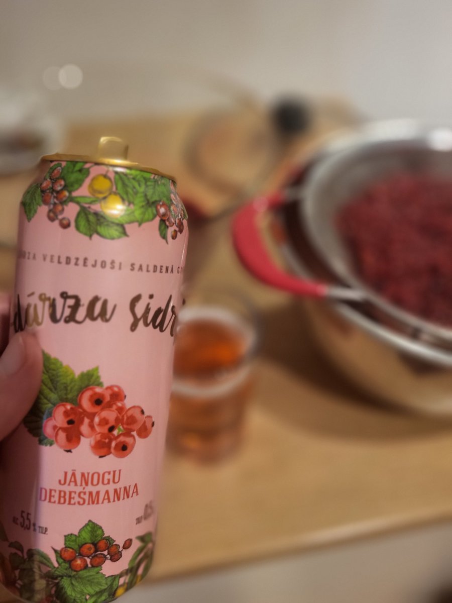Princeses gatavo jāņogu želeju, lūk, šādi. Čin!🥂