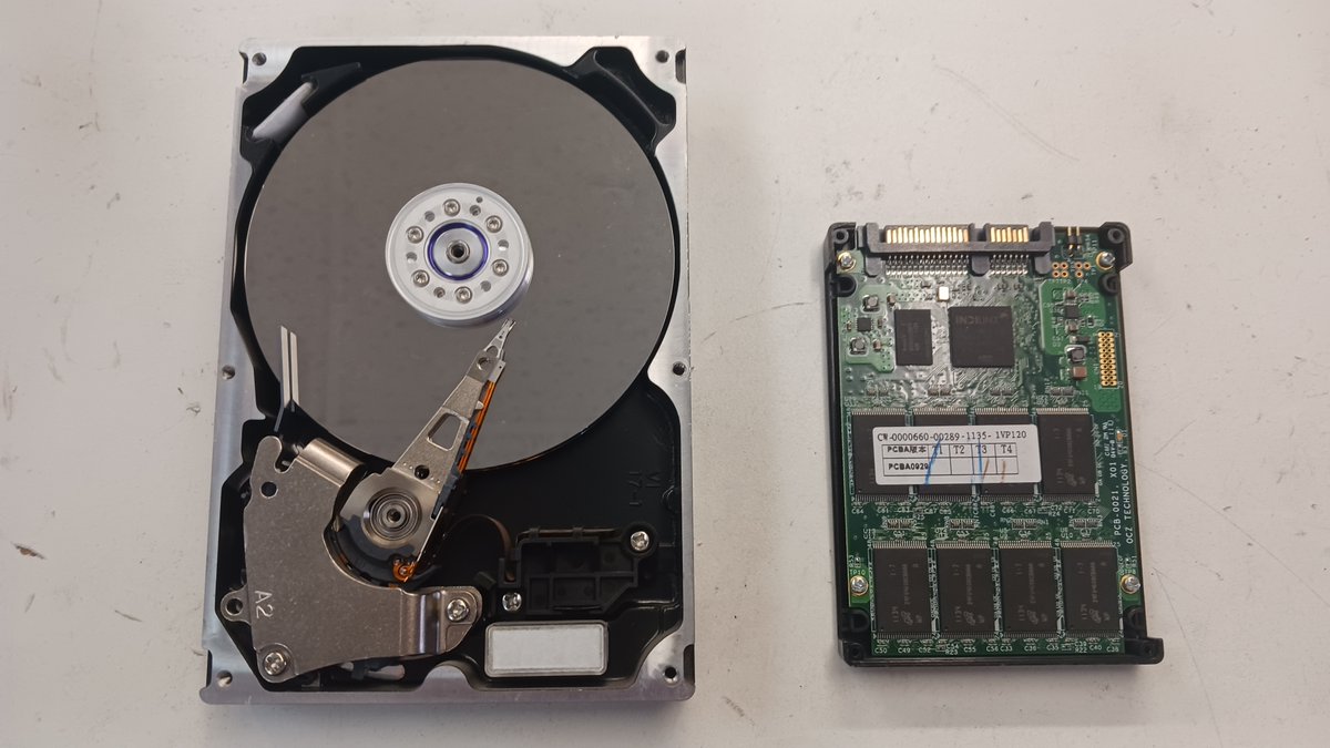 ComputerRunner's tweet photo. Here is a comparison of the internals of a hard drive and an SSD. As you can see, even though they are both storage devices, the technology behind them is completely different. A hard drive is a mechanical device with electronic components, while an SSD is 100% electronic! https://t.co/cykIir3N3C