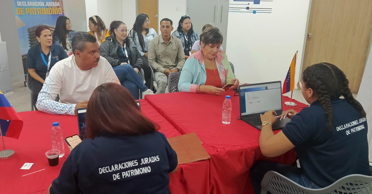 CGRVenezuela's tweet photo. El contralor general (E), Dr. Jhosnel Peraza, en compañía del ministro de Comercio Nacional, Luis Villegas, instaron a las y los funcionarios a actualizar la #DJP, mecanismo que salvaguarda el patrimonio y promueve la adecuada administración de los recursos y bienes públicos. https://t.co/uiPRg2WMK4