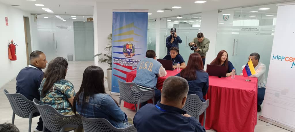 CGRVenezuela's tweet photo. El contralor general (E), Dr. Jhosnel Peraza, en compañía del ministro de Comercio Nacional, Luis Villegas, instaron a las y los funcionarios a actualizar la #DJP, mecanismo que salvaguarda el patrimonio y promueve la adecuada administración de los recursos y bienes públicos. https://t.co/uiPRg2WMK4