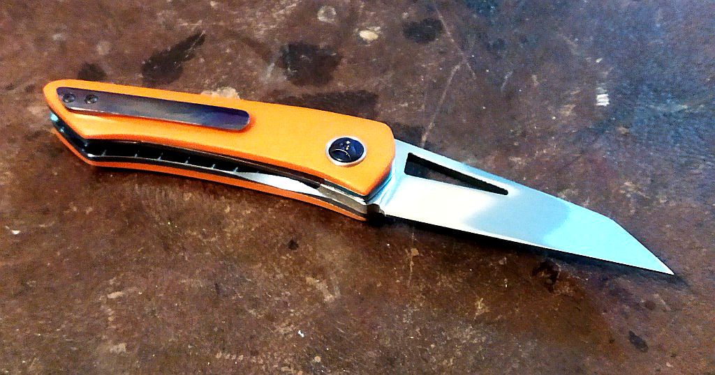 AndreErasmus63's tweet image. Introducing 'Pocket Rocket', a slim, elegant folder with a Lohmann L4528 stainless steel blade on bronze shims in a titanium frame. She has a crystal titanium backstrap and wears G10 handles.
#knifedaily #knifeforsale #knifefanatic #knifenut #linerlock #pocketknife #folderknife