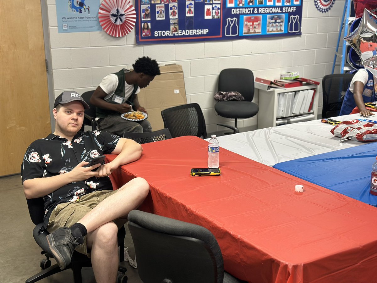 Wow that looks yummy 😋 great job! Thank you store for providing the food and Jordan for making it happen! MST3256 #R1MSTROCKS <a href="/LowesAlexSantos/">Alex Santos</a> <a href="/BenitoKomadina/">Benito.Komadina@Lowes</a> <a href="/LauraGibsonR1/">Laura Gibson</a> <a href="/BlueBoxR1/">@BlueBoxR1</a> <a href="/MYoungsonLowes/">Michael Youngson</a>