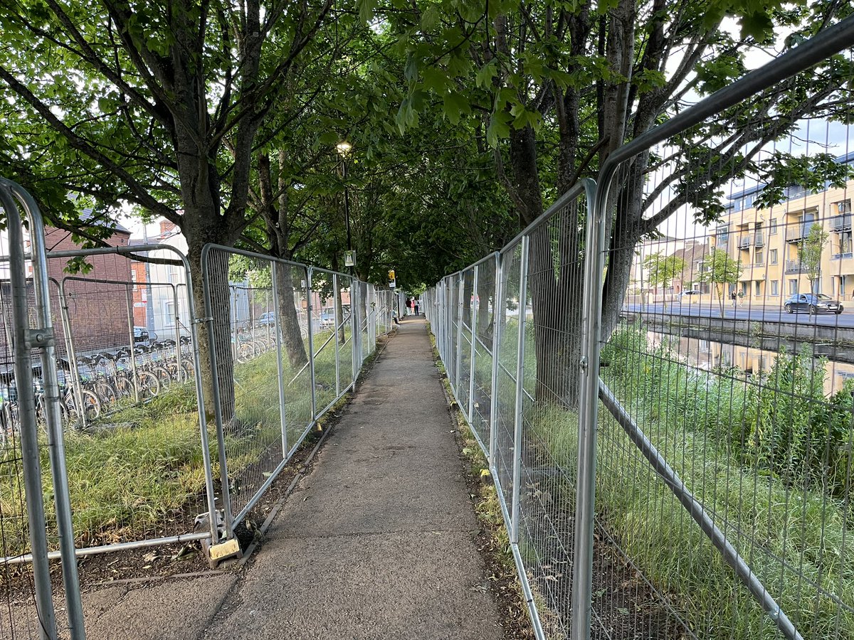TomsterTweets's tweet photo. What kind of idiotic person at @DubCityCouncil believed it was a great idea to use thousands of euros to fence off the Grand Canal in #dublin? #segregation #urban #GreenLiving https://t.co/ogXQ2LSo5e
