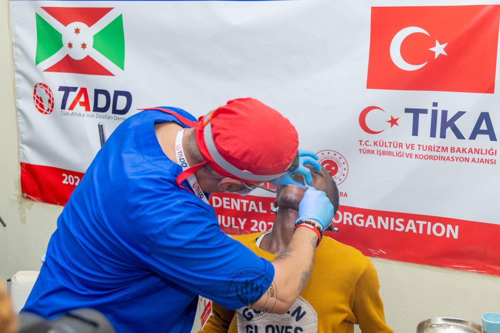 Burundi1stLady's tweet photo. Je tiens à exprimer ma profonde gratitude à l'équipe médicale de l'Association des Amis de toute l'Afrique #TADD en provenance de #Türkiye pour leur contribution exceptionnelle à la campagne dentaire à Gitega et à Bujumbura, où plus de 900 personnes ont été traitées. Je salue également la contribution de l'Ambassade de #Türkiye au #Burundi pour avoir facilité cette activité. La santé est essentielle au développement durable. Ensemble, luttons pour le bien-être de tous.