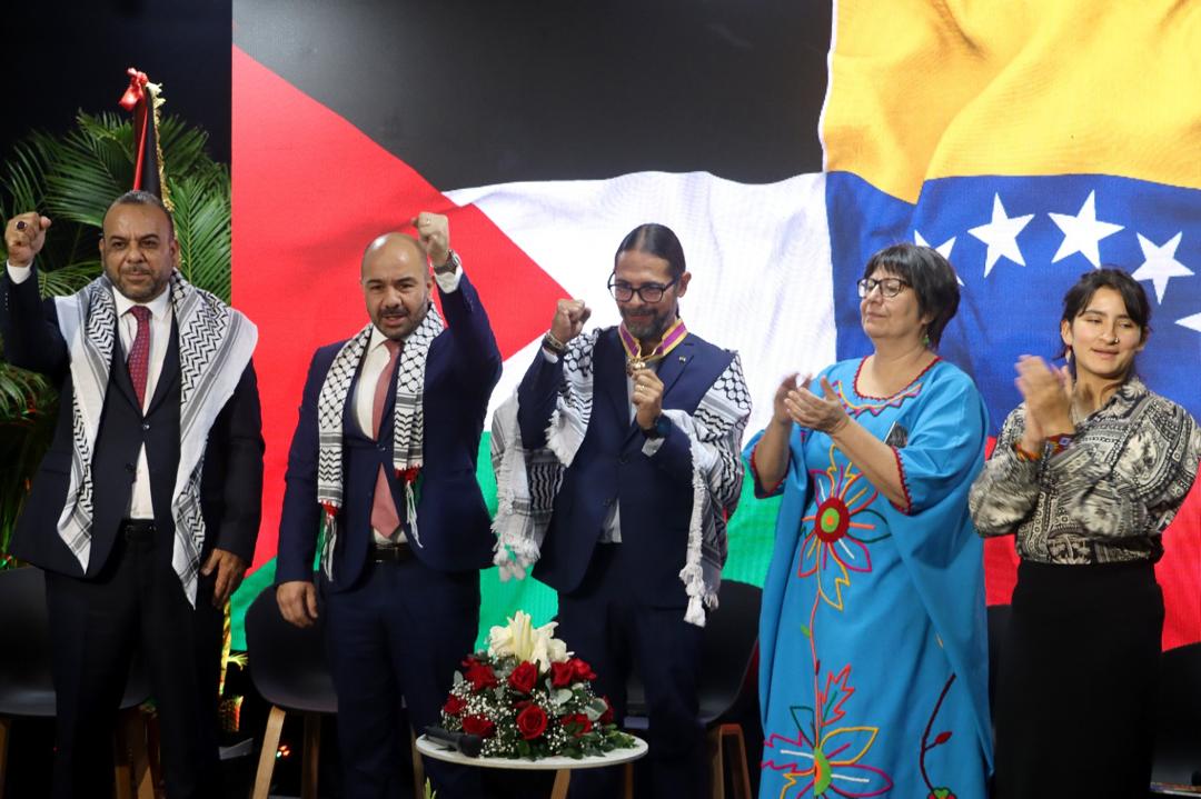 Profundamente agradecido por el reconocimiento que me ha sido otorgado.

Recibir la condecoración de las Ciencias y Artes, nivel Resplandor, de manos del embajador de Palestina, Fadi Alzaben, es un verdadero honor.

#11Jul
#KeLacreoLaPoesía