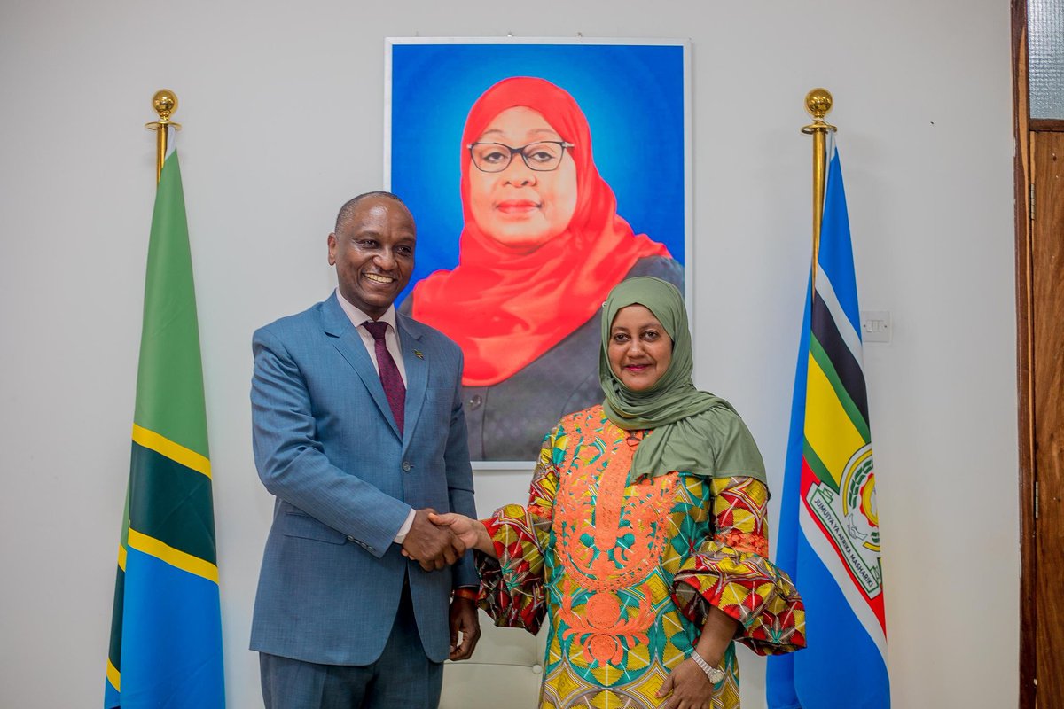 UbaloziMsumbiji's tweet photo. Mhe. Balozi Phaustine Kasike amekutana na Mkurugenzi Mkuu wa Mamlaka ya Maendeleo ya Biashara (TANTRADE), Bi. Latifa Khamis kwenye Ofisi za Mamlaka za Mamlaka hiyo zilizopo kwenye Viwanja vya Sabasaba, Jijini Dar es Salaam. https://t.co/pkAKeIAbwO
