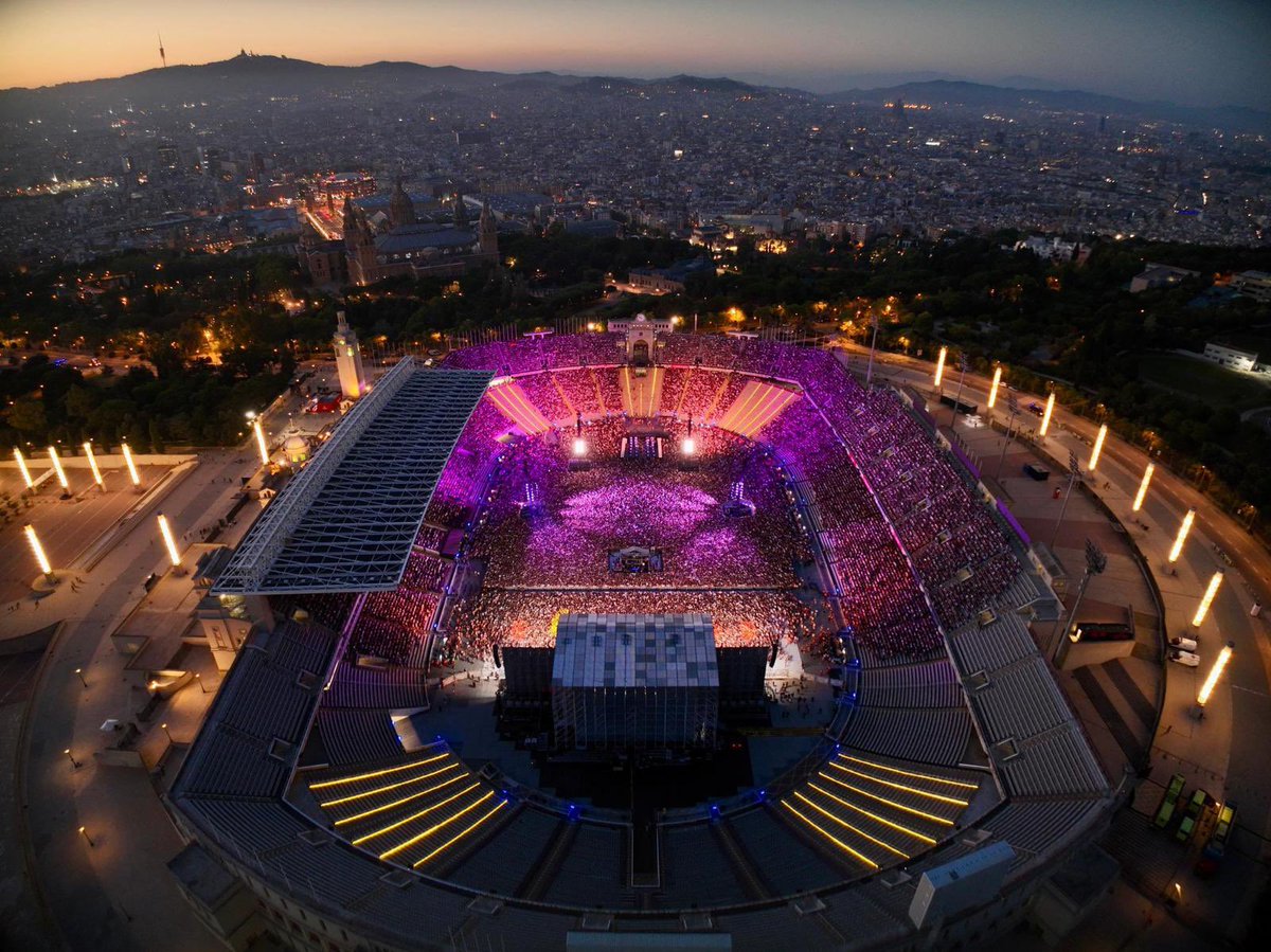 Nuestro primo de la nasa nos ha vuelto a enviar más imágenes hermosas desde el espacio, en esta ocasión ha dirigido la cámara del satélite a nuestro concierto en Barcelona🔥🔥