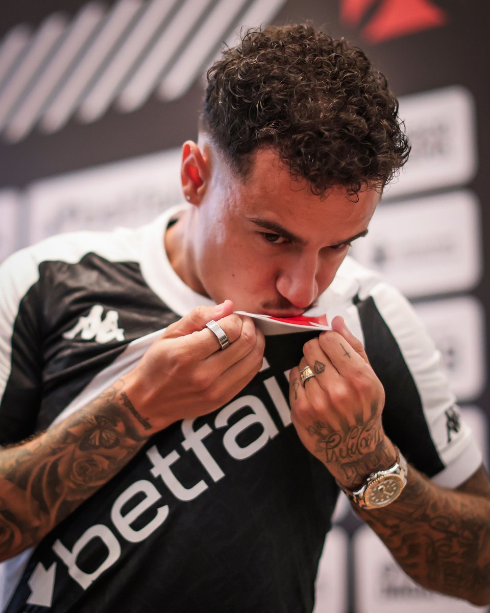 brfootball's tweet photo. Philippe Coutinho's back at home with Vasco da Gama 🖤🤍 https://t.co/ZDuZNsEaHi