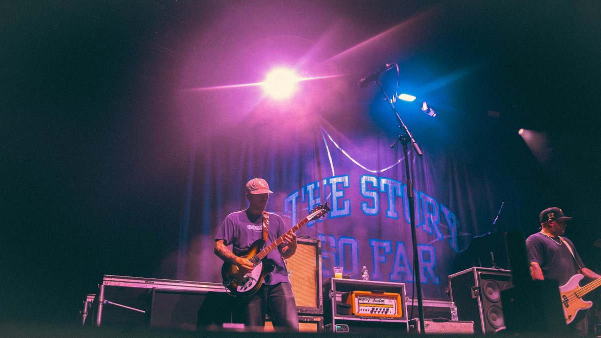 thestorysofarca's tweet photo. Oakland tonight.

📷Eric Soucy https://t.co/VlO4HRdiXg