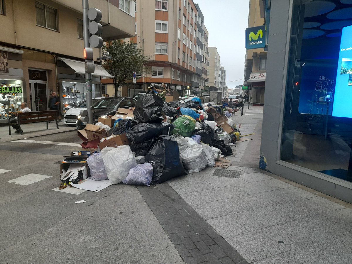 En_AzaR's tweet photo. Señora Alcaldesa @inesreygarcia espero que tenga algo que decir de cómo se encuentra nuestra ciudad, principalmente #callebarcelona y aledaños. Semanas de abandono, de no poder respirar, de aguantar con este foco de infección y que puede atraer plagas. Distrito 15010. https://t.co/j3dhewz5yp