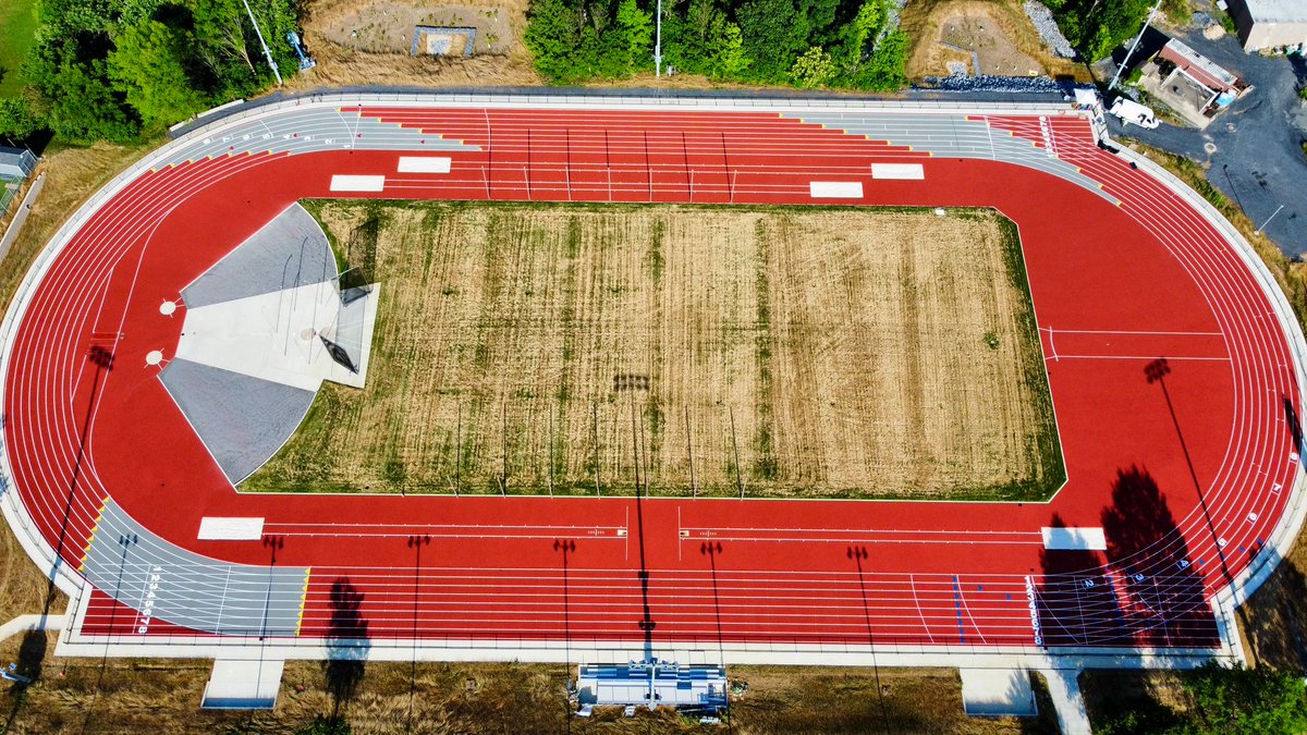 BeynonSports's tweet image. A track fit for Royals! The new Track &amp;amp; Field Complex at @EMU_News just welcomed a state-of-the-art BSS 1000 13mm embedded surface from @BeynonSports, covering 9,550 sq. yds. 🏃‍🔴💥 ‍@EMU_Athletics

#MakingFastLookGood #RoyalPride #TrackandField #Running #SportsConstruction…