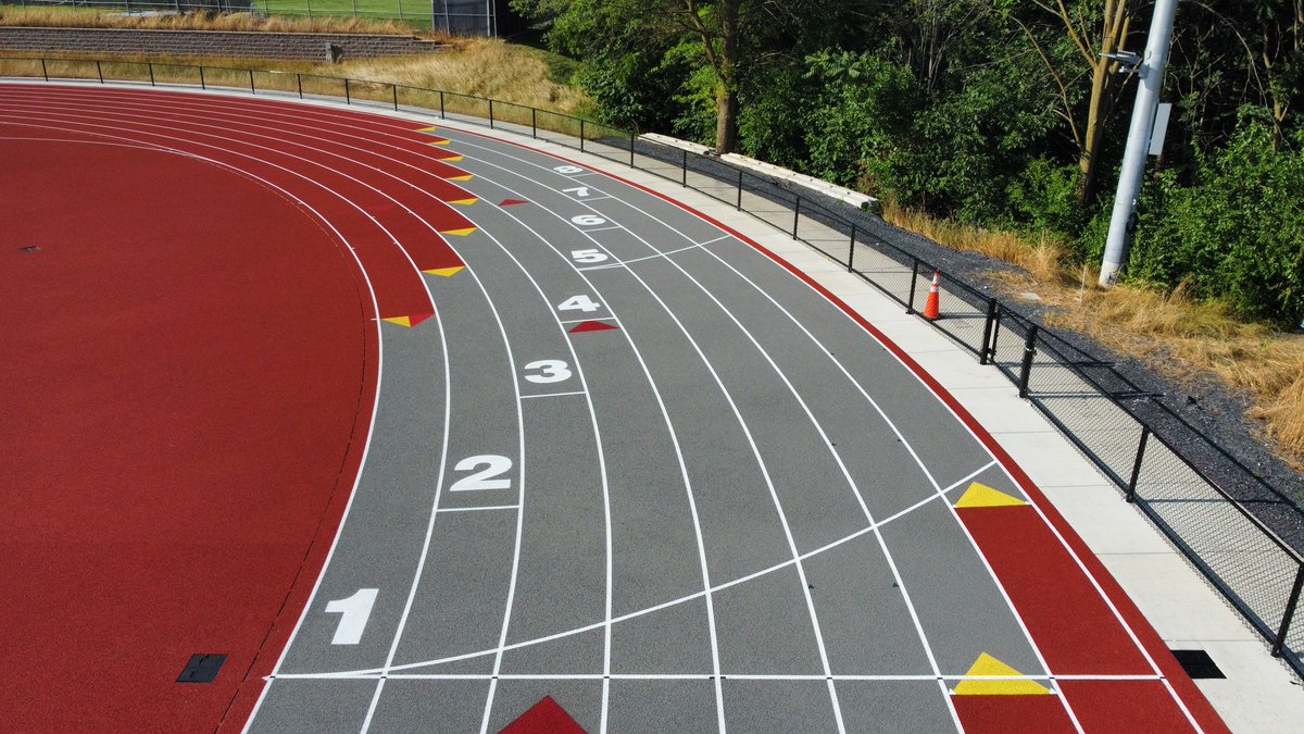 BeynonSports's tweet image. A track fit for Royals! The new Track &amp;amp; Field Complex at @EMU_News just welcomed a state-of-the-art BSS 1000 13mm embedded surface from @BeynonSports, covering 9,550 sq. yds. 🏃‍🔴💥 ‍@EMU_Athletics

#MakingFastLookGood #RoyalPride #TrackandField #Running #SportsConstruction…