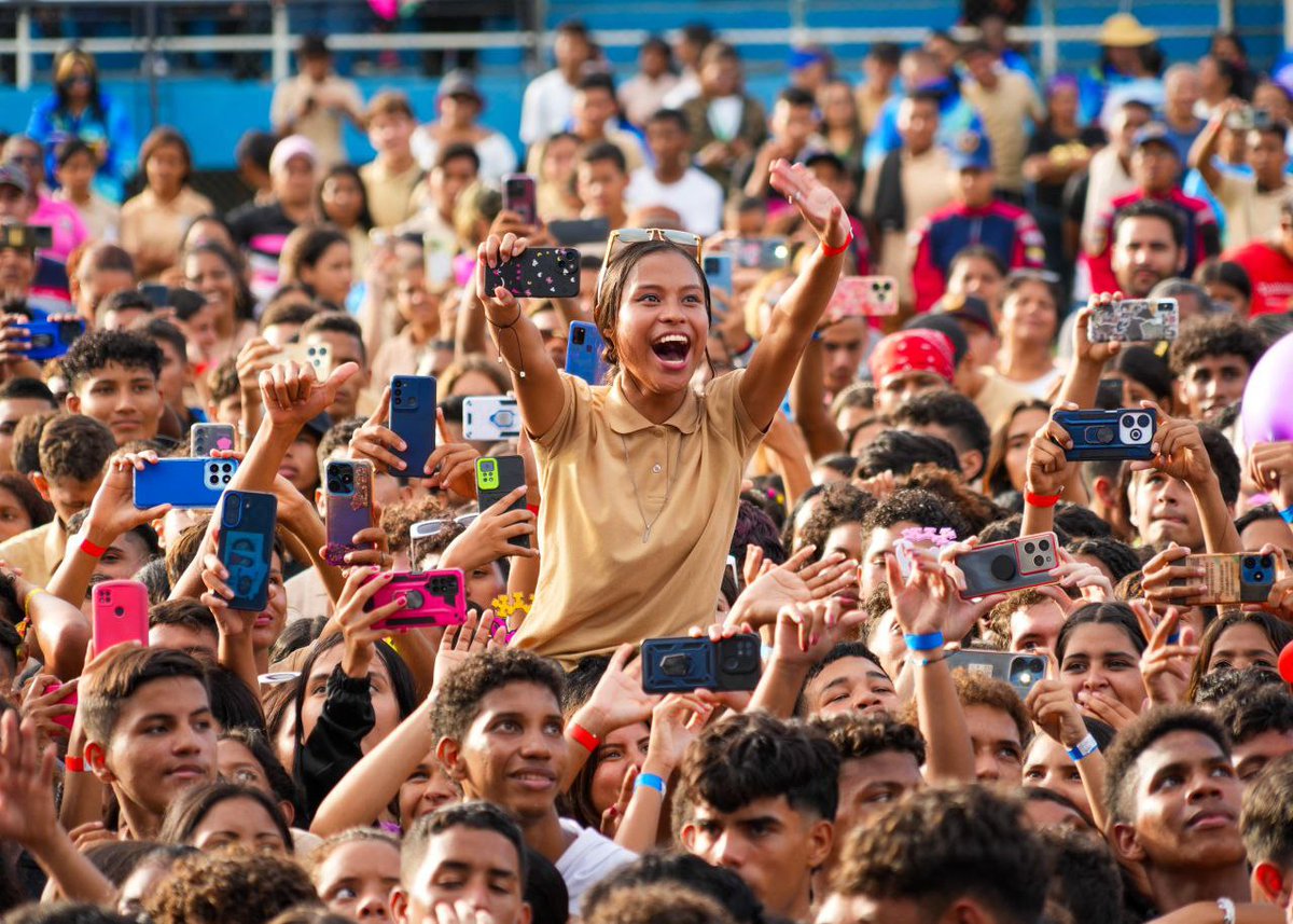 _LaAvanzadora's tweet photo. ¡Celebramos junto a ustedes este logro académico!

La juventud de Anzoátegui disfrutó del Mostacho Fest Bachiller 2024. Seguiremos apoyándolos, continúen adelante con esfuerzo y esa alegría que los/as caracteriza. 

@NicolasMaduro
@luismarcanos
@MPPEDUCACION https://t.co/O6lP3k3DCO