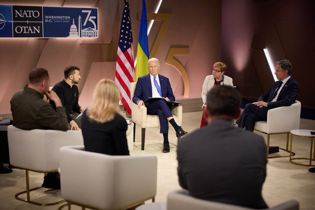ZelenskyyUa's tweet photo. Цінуємо рішення Президента США Джозефа Байдена щодо посилення нашої протиповітряної оборони – п’ять нових «петріотів» і десятки інших систем. Сильне рішення, яке допоможе нам боротися з російським терором. 

Дякую Президенту Байдену, команді, адміністрації, Конгресу – обом партіям, обом палатам – і всьому американському народу за життєво важливу підтримку народу України. Разом ми рятуємо життя наших людей. 

🇺🇦 🇺🇸