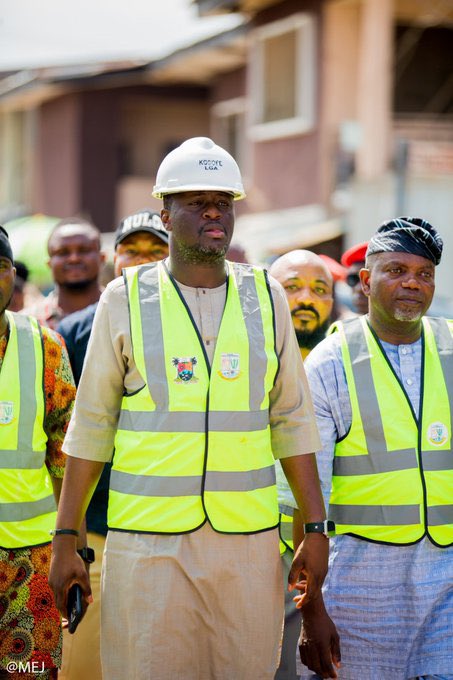 PidginRadio's tweet photo. #Sharpsharpnews I Dey Keep to my promise  “35 roads In 3years “ Show Doings No be cho cho cho LG Chairman Kosofe Lagos 

Barr  @ogunlewemoyo  #LocalNews https://t.co/BeEq9zdOog