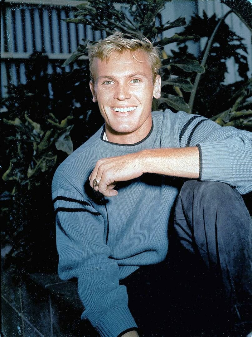 NLCarolynMuse's tweet photo. Remembering film/stage/televison actor, singer, producer, and writer Tab Hunter, who was born #OTD (July 11th) in 1931.  #GunBelt #TheSeaChase #BattleCry #TheBurningHills #DamnYankees #TheTabHunterShow #OperationBikini #CityUndertheSea #BirdsDoIt #LustintheDust #CameronsCloset https://t.co/lmwAY0MNY2