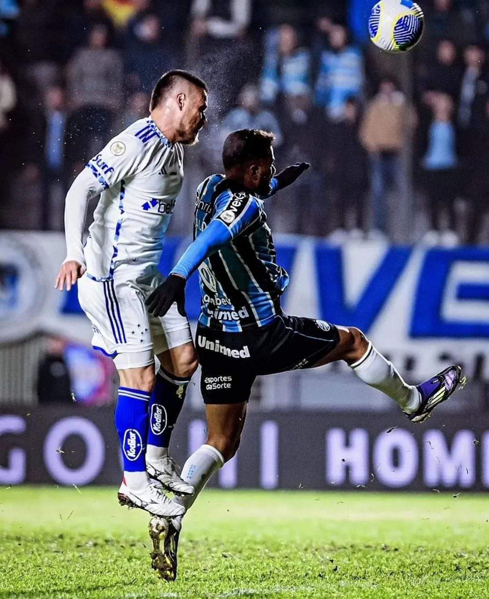 GremioTimeLine's tweet photo. Protegido do Renato não tirou o pé do chão e "perdeu" para o nanico do Ramiro na jogada aérea.
#ForaReinaldo https://t.co/w0O1s8axlG