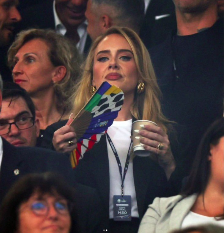 adelelauriebra's tweet photo. Adele foi vista ontem na semifinal da Euro Copa 2024, entre Inglaterra VS Holanda que aconteceu no Estádio Olimpico, na Alemanha.
Siga @adelelauriebr para mais conteúdos como esse e muito mais! #adele #adelebrasil #Euro2024 https://t.co/o6wtEpkEgH