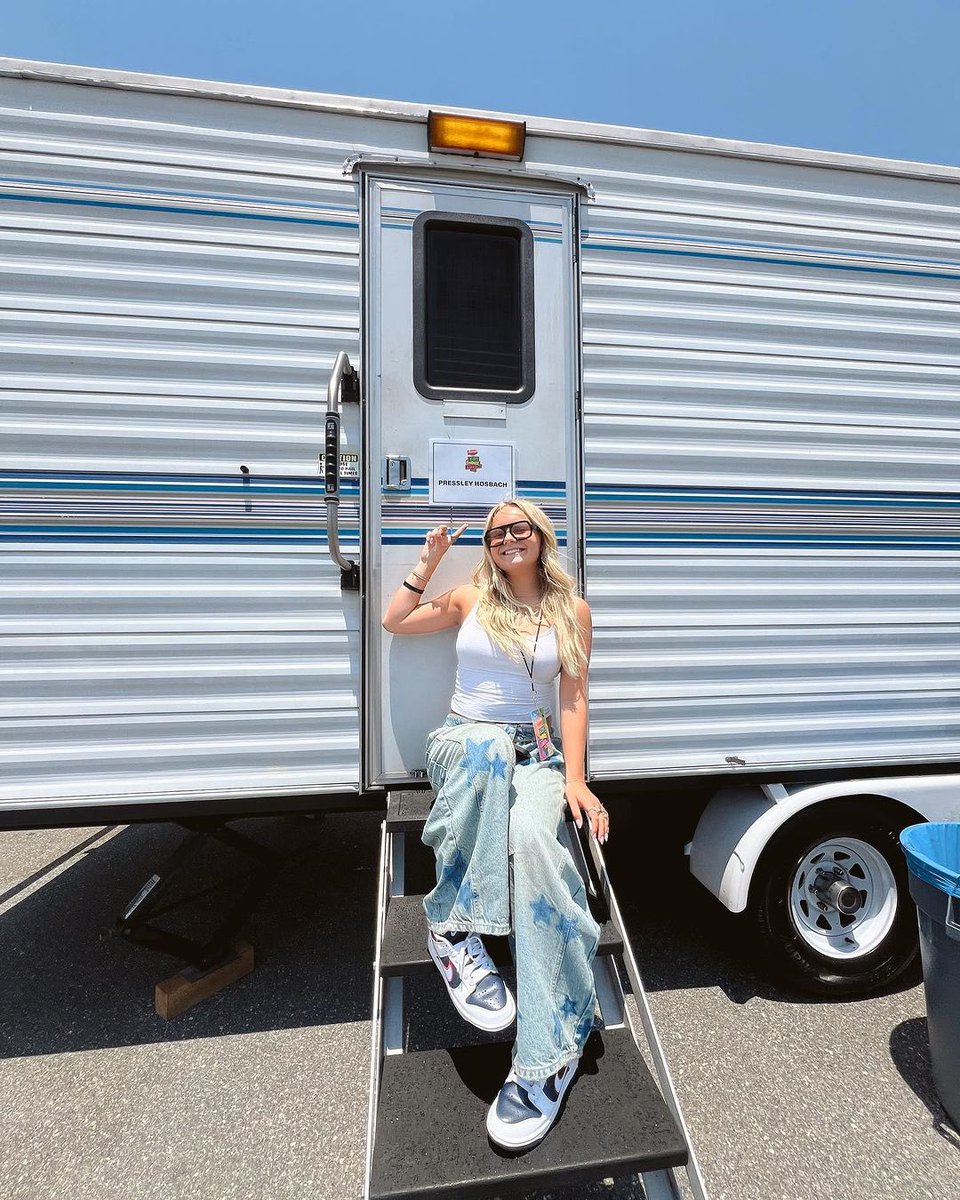 PressleyHosbach's tweet photo. &amp; we’re back!! see u saturday @Nickelodeon Kid's Choice Awards 🧡
#kca https://t.co/ZuLhLDCqwa