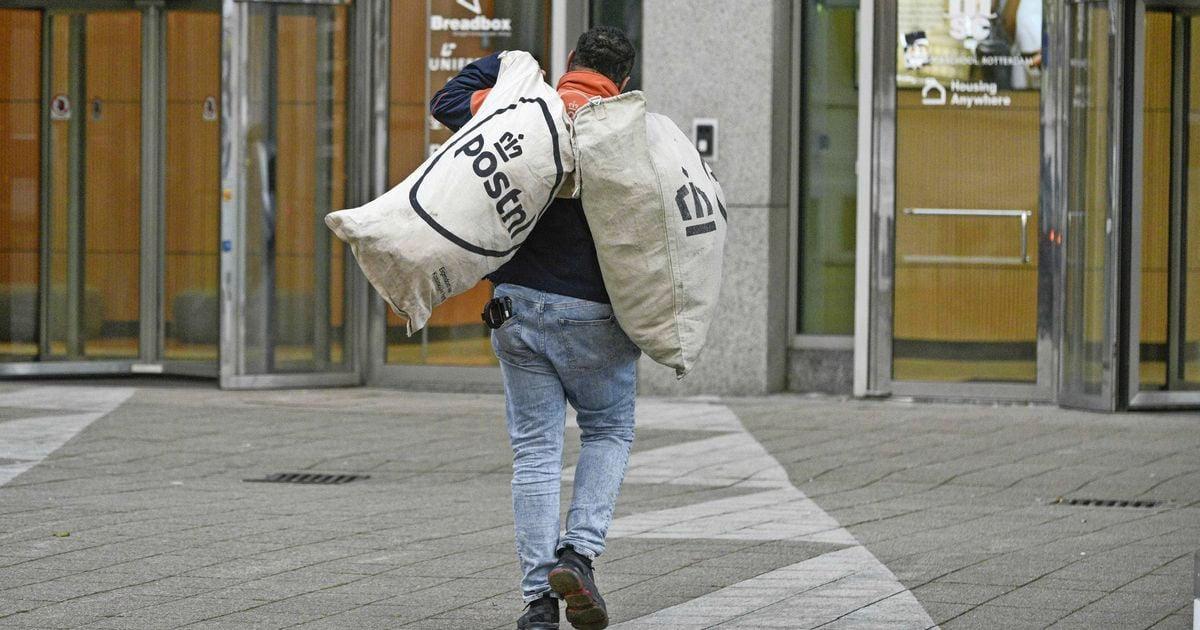 dft's tweet image. Uitvaartondernemers balen van hardnekkige problemen met de bezorging van rouwkaarten. Omdat genodigden de rouwpost te laat of helemaal niet ontvangen, komt het voor dat zij de uitvaart van een familielid of vriend missen. telegraaf.nl/financieel/168…