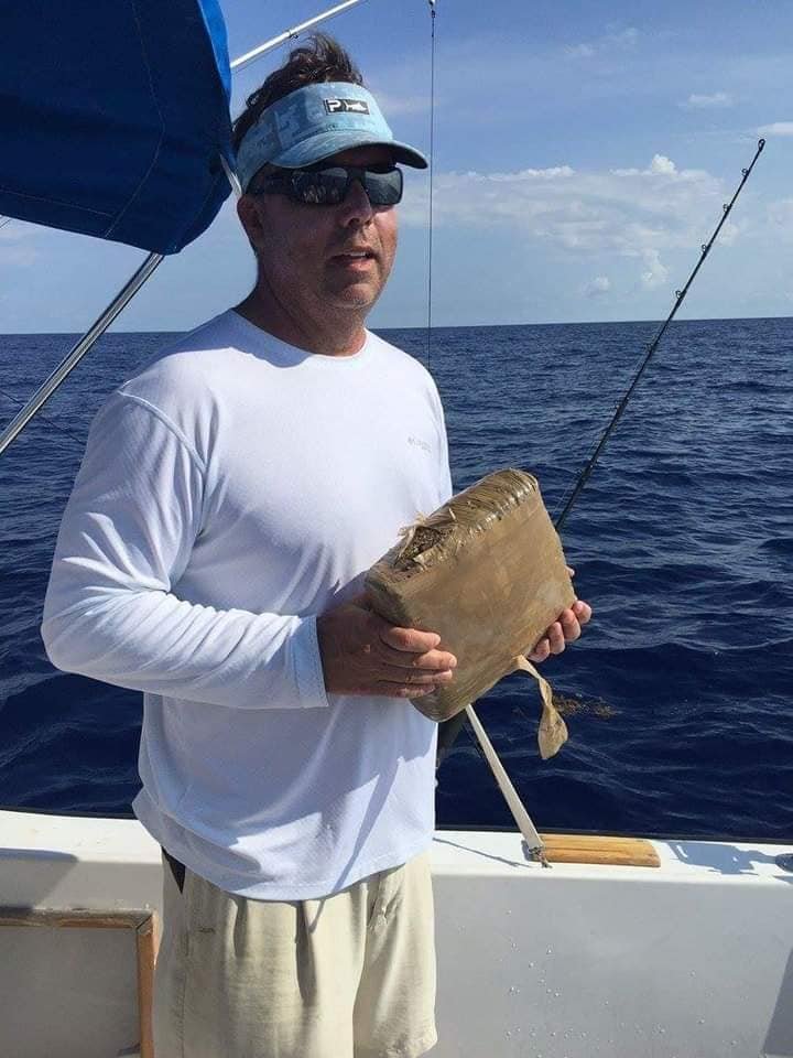 SPACECANNABIS's tweet photo. Quando você não pegou nenhum peixe, mas pegou um tijolo de 4kg de maconha https://t.co/vGkGCtKkIH
