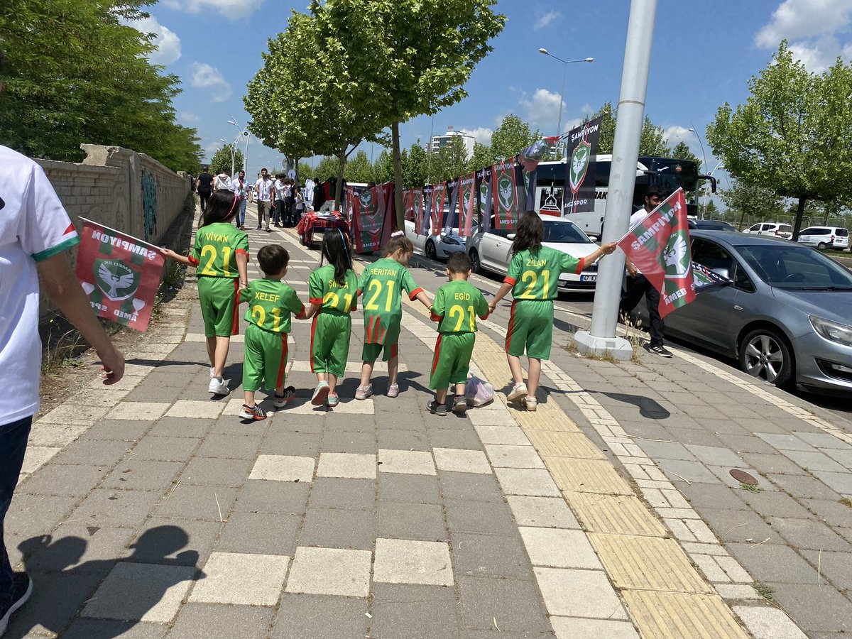 FerhatDegis's tweet photo. Batacaksa kökleyelim😂 #Amedspor https://t.co/FlFzqv8bKR