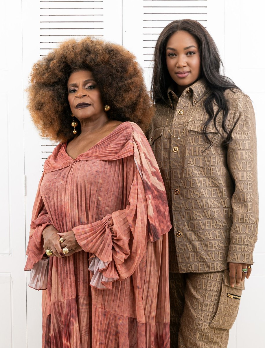 zezemotta's tweet image. Carta Aberta para “Dona de Mim”.
 
A solidão da mulher negra é presente, é agora. Esta noite, assisti a um vídeo de desabafo do nosso Talismã, IZA. Confesso que minha voz embargou, porque, no pesar de uma mulher tão potente, por quem tenho tanta admiração, vejo uma mulher, uma…