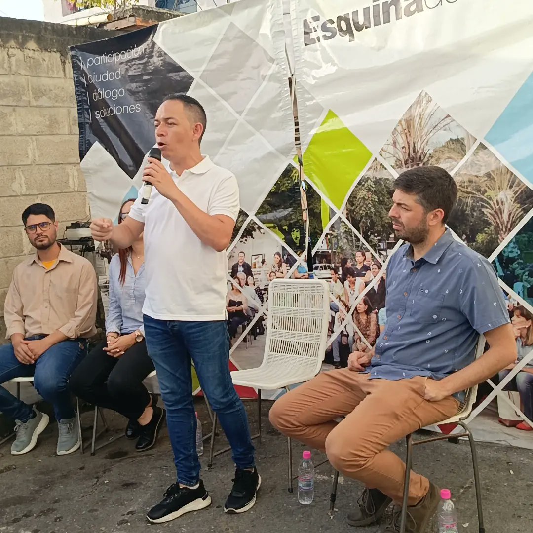 UNT_Guaicaipuro's tweet photo. El día de ayer #10Jul el secretario General de #untguaicaipuro @gregorysilvad junto al secretario  juvenil de Primero Justicia @miguelpacheco_pj y la jefa nacional de activismo de AD @evelynpintod estuvieron en @esquinadeideas conversando con los vecinos del sector #Elvigia https://t.co/cJqzhMWKGC