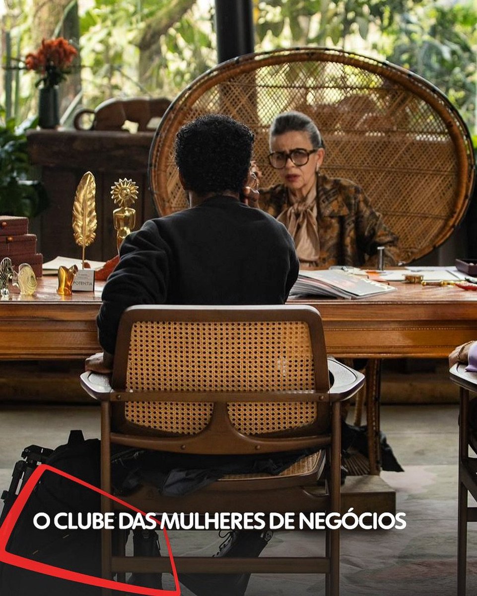 GloboFilmes's tweet photo. Crise no patriarcado, mulheres em cargos de liderança e estereótipos de gênero invertidos. Isso e muito mais, você vê em #OClubeDasMulheresDeNegócios! O filme, dirigido por #AnnaMuylaert, mostra, de forma ácida, a vida de mulheres no mundo dos negócios.

Nele, Jongo, um fotógrafo renomado, e Candinho, um jornalista inexperiente, chegam a um clube de campo decadente da alta sociedade paulistana! O que vai rolar por lá, você descobre nas telonas do cinemas!

No elenco de peso, você verá nomes como #IreneRavache, #KatiusciaCanoro, #PollyMarinho, #MariaBopp, #LuisMiranda, #RafaVitti e muitos outros! Conseguem ver o Kikito ali na mesa? Achamos que é um sinal! 🫣