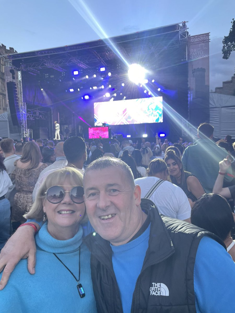 claremjackson2's tweet photo. Brilliant evening last Saturday watching the amazing @CraigDavid at Warwick Castle. Can’t wait to see him next year in Cardiff. Before that though England need to win the Euros final . Come on England ⚽️⚽���⚽️⚽️⚽️ https://t.co/Nu9BrWSZ9l