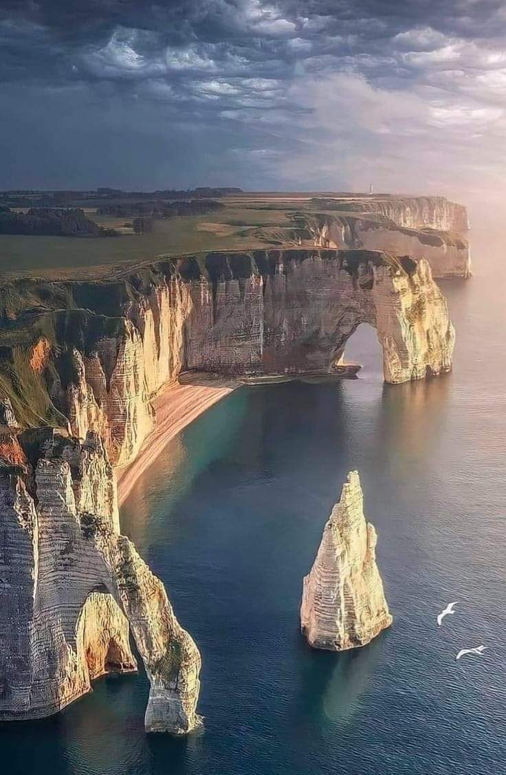 PontistGirl's tweet photo. Etretat cliffs, France 🇫🇷 https://t.co/ETi8u275R5