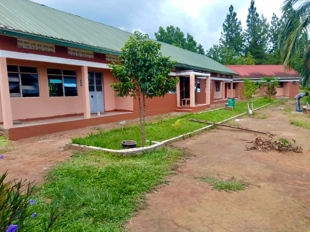4_oiseaux's tweet image. Then and Now at Bubebbere   What a difference in 22 years! There was just one block with rough wooden frontage and rusted, leaking roof. Next - the same block today.
Now: a children’s home, school hall, more classrooms.
Giving hope to childen with nothing.
#ForeverFriendsofUganda