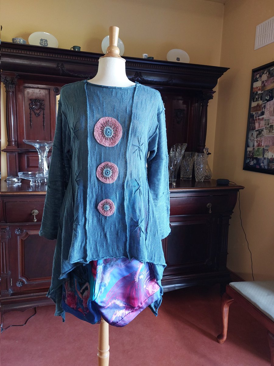 That time I was over in <a href="/HazelGreene_/">Hazel Greene</a> s  house and we were working on our collaboration for #arcfashionshow 💙🩷
#knitwear #jumper #sweater #crochet #handbeaded #linen #silkshorts