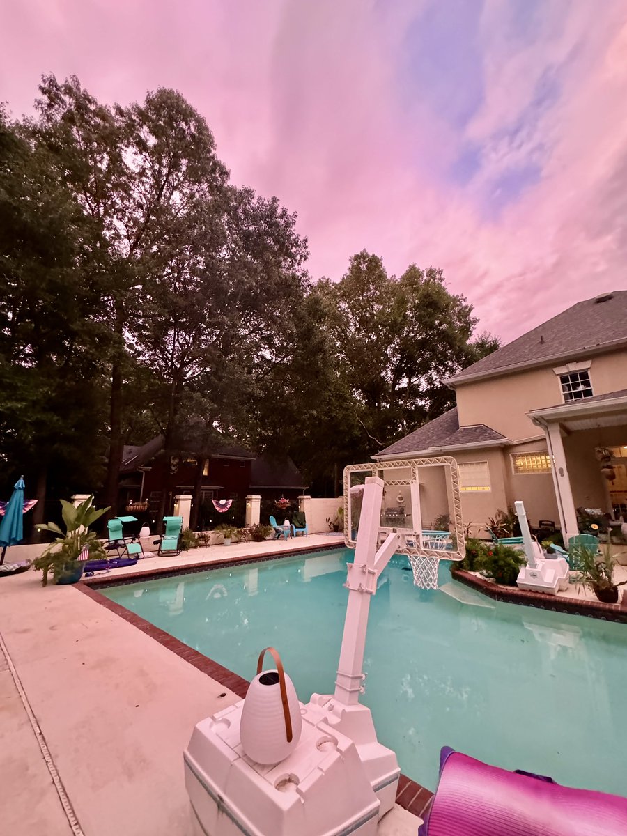 krissyhaynie's tweet image. #pinkskies