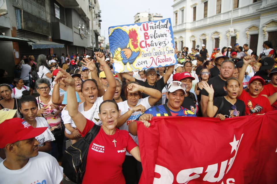 Aragua se movilizó en apoyo al presidente Nicolás Maduro. 

#LaVictoriaDeMaduro