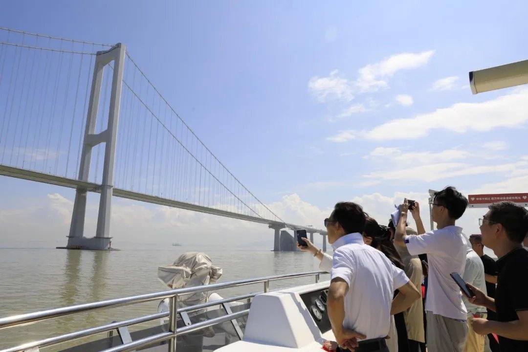 PDChinese's tweet photo. 【100分鐘海上“打卡”深中通道！】深中通道海上觀光航線近日正式啟航，該航線為巡迴遊覽航線，起點與終點均位於廣東深圳機場碼頭，航行時間約100分鐘。沿途不僅可以觀賞深中通道的壯麗景觀，還可遠眺深圳機場、廣深沿江高速、西灣紅樹林、深圳西部港區大鏟灣碼頭、“灣區之光”摩天輪、前海CBD建築群等。 https://t.co/jqozIGKEYj