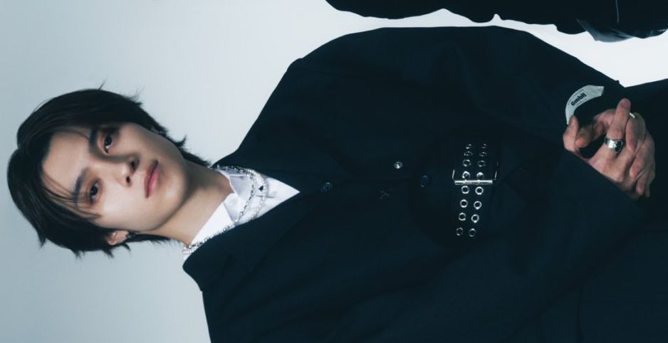 HENGC0RE's tweet photo. the royal prince hendery. https://t.co/07tzFZ7kww