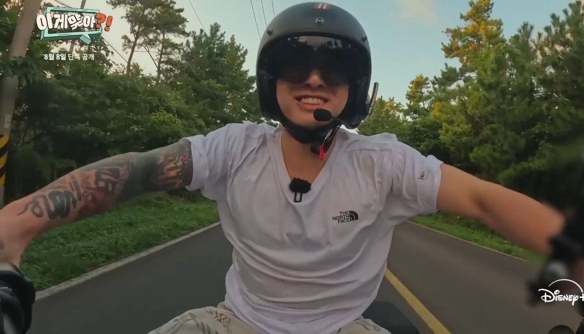 Hoy tuvimos Jungkook en moto mañana presentación de louder than bombs