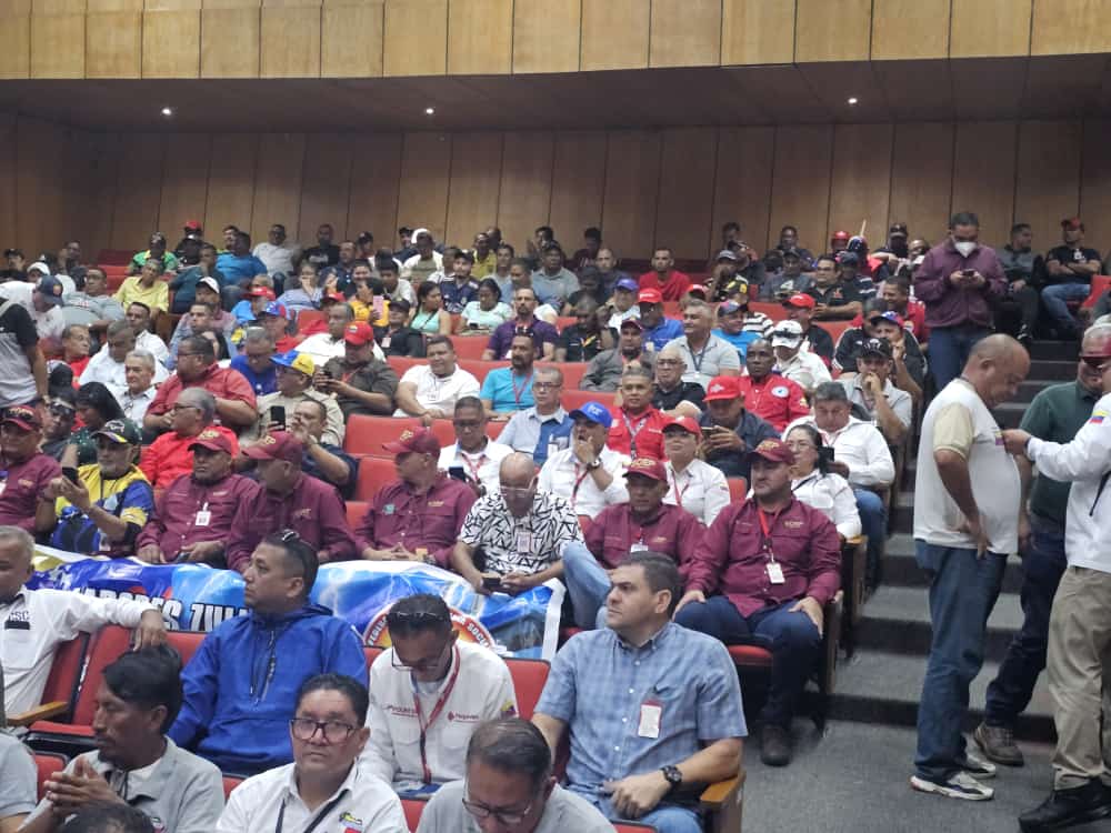 #Repost <a href="/WillsRangelCBST/">Wills Rangel PDVSA CBST FUTPV</a> #09Jul Encuentro Organizativo con todos los Sectores d la Clase Obrera de nuestro poderoso edo #Zulia en el Teatrino de 5 de Julio <a href="/PDVSA/">PDVSA</a> en la planificación e impulso del 1x10x7x25 d la Clase Obrera Venezolana rumbo a la Victoria del #28J <a href="/NicolasMaduro/">Nicolás Maduro</a>